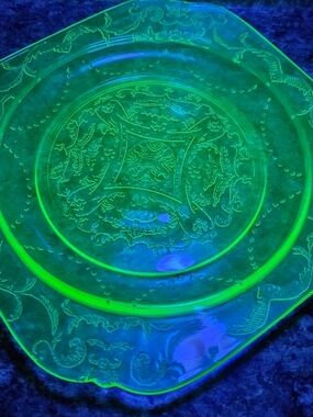 FEDERAL GLASS Madrid Green Vaseline Uranium Luncheon Plate